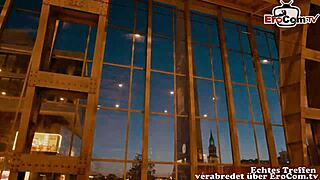 Studentessa tedesca 18 anni con occhiali incontra online per avventura