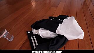 Drobná blond 18+ opatrovateľka zvádza klienta, kým je manželka doma - Molly Little 18+