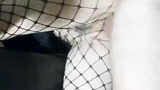 slank kæreste i nederdel og strømper bliver kneppet stående