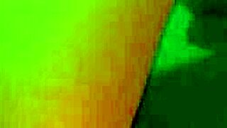 kissa masturboi pillua sitten nuolee jäätelötikun ja antaa käsiapua