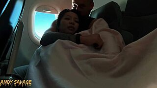 飞机上公开手指亚洲美女，空中刺激