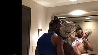 Handsomdevan a Lia v parném sexu v tokijské koupelně uniklo