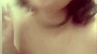 Atât de excitată în duș, tânjesc după o pulă tare în seara asta cu iubita mea