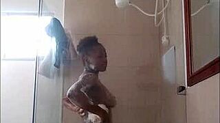 Sabunu Düşürme Dediler Ama Ebony Kız Duşta Dildo'yu Düşürdü, Derin Boğaz Omg Lol - Mastermeat1