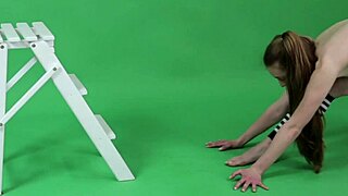 젊은 갈색 머리 체조 선수 안나 모스틱 다리 넓게 벌려!