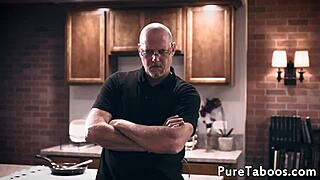 Fisse slikket steddatter 18+ kneppet hård i perverst tabu trekant med brunette babe