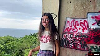 Elvittem a mostohatestvéremet az elhagyott házba durva kutya stílusú baszáshoz