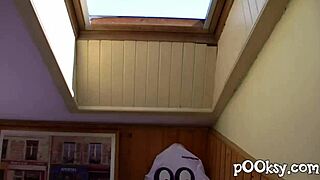 Gabriella bøjer sig for monster pik knepning og dyb strube sugning i strømpebukser