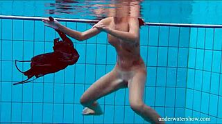 Brunette strakke babe Nata Szilva duikt in zwembad actie.