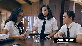 Colegial Nerd Casey Calvert Diz: Vem Foder Minha Melhor Amiga Vienna Black!