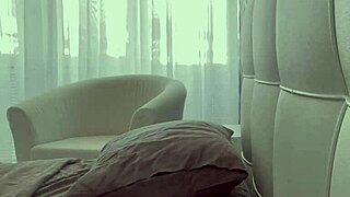 Drie kerels domineren, neuken twee hoeren hard tot ze klaarkomen