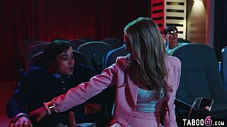 Teini pari naimii häiriten vanhoja ihmisiä elokuvateatterissa