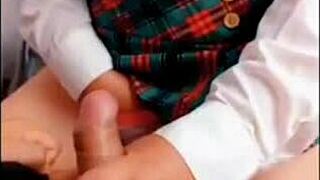 Požudna studentkinja me zatekne pri drkanju i pomaže uskom pičkom