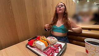 Zastavená na sústo, ale Latina Trix Mendes chcela len jebať s jej prirodzenými prsiami poskakujúcimi.