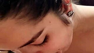 Som šľapka, ktorá hlboko cucá pre facial pri jacuzzi