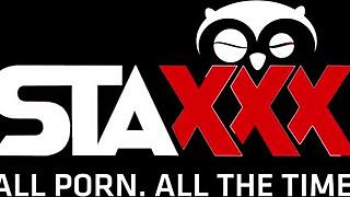 Bučna rjavolaska hrepeni po kurcu globoko v tesni riti