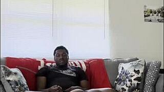 Evde yalnızken devasa siyah sikini sertçe pompalıyordu.