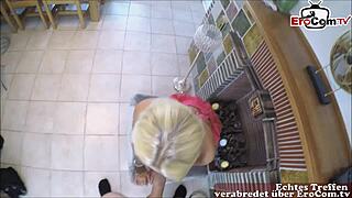 Uživatel potkává německou amatérskou teen 18+ a stříká jí do pusy.