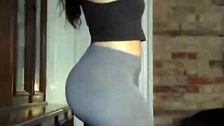 Check out this pawg big booty teen with milf vibes 😘