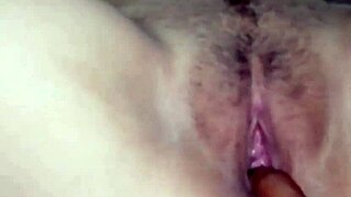 mi amante me toca mientras que le respondo un mensaje a mi esposo, tocando mi pussy latina