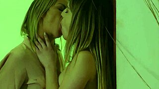 大奶熟女对可爱18岁嫩妹互抠高潮