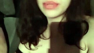 Ρωσίδα καυλιάρα γαμιέται με γκόμενο στο αμάξι