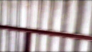 Nastolatka Myjąca Samochody Dławi się na Dużym Kutasie i Pieprzy w Lesie