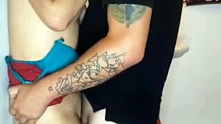 Ehi, guarda questa amateur 18enne che si prende una sborrata in faccia incasinata!