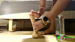 汚いアナルファック、ティーンと巨大おもちゃで