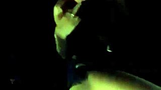 Skandál exhibicionismu v parku s drobnou vysokoškoláčkou