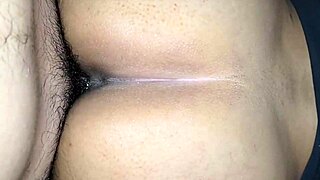 Alleenge moeder geeft kont voor snelle cash voor zoon thuiskomt