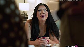 Hei, Holly Day, studentă în schimb, are nevoie de o bătaie bună la fund! 😈