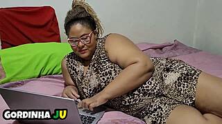 Hej, zlobna učiteljica posodi laptop učencu, vidi njene gole slike in jo močno pojebe, kaj?