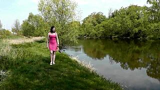 Cute Girl Flashes Ass in Public!