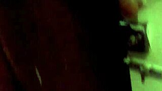 Pelajar blonde curang di parti kolej, suami kencing dalam mulutnya sebagai hukuman