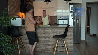 Żona zdradza za rogiem z najlepszym przyjacielem dla surowego wytrysku