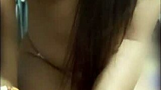 הנערה האסייתית התאית 18+ משחקת עם החבר אחרי שפיכה בחדר השינה