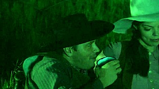 Brooke Ballentyne neukt een ingehuurde ranchknecht bij het haardvuur buiten hard!