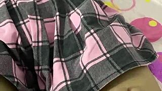 Her er en hjemmevideo av kurvig 18+ jente i miniskjørt som ber mesteren om utendørs anal