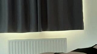 Belle-fille se relaxe pendant que beau-papa est à côté