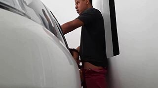 Moja pastorka mi naredi piško, preden vstopiva v hišo