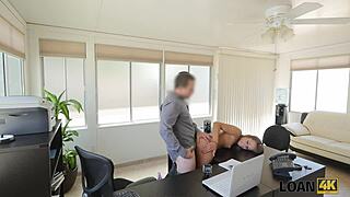 Bu adamın genç 18+ öğrenciyi ofis oyuncağı olarak kullandığını gördüm.