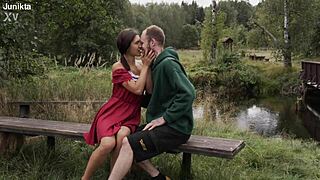 Prekleto! Vasica stoka glasno, ko jo tip jebe na deželi!