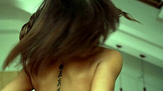 ¿Quieres ver a esta negra asiática joven 18+ en su primer anal?