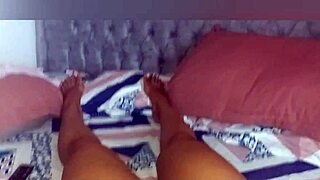 Madrastra culona y tetona se prepara para dormir sin embargo siente su coño mojado que prefiere masturbarse