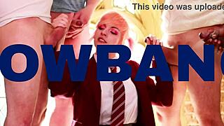 Prekleto, ta vroča britanska študentka sesa naključni kurac pri mizi za molženje! 😜