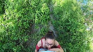 Kicsi 18+ lány eltéved a természetben, segítségért kiált, de jól szopja a farkat 😲