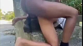 Negão pauzudo fodeu na escada da casa abandonada!