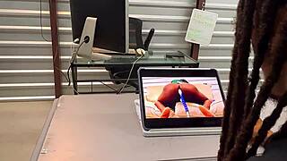 Diák nagy farkot szop osztályban!