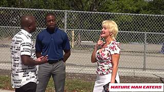 Due grossi cazzi neri scopano prof universitaria per il voto